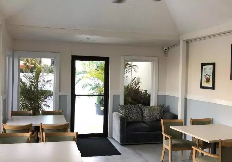 هتل Colony Club Inn & Suites