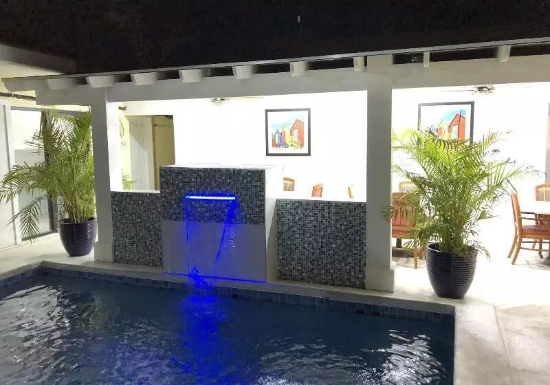 هتل Colony Club Inn & Suites