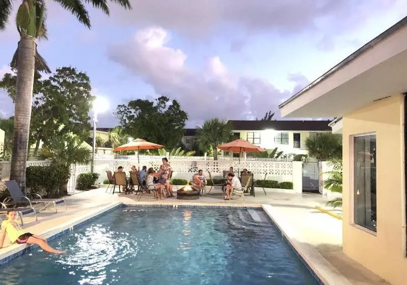 هتل Colony Club Inn & Suites