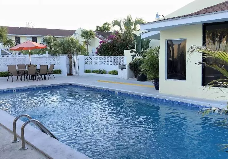 هتل Colony Club Inn & Suites