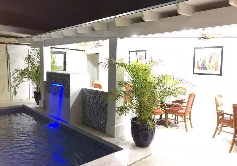 هتل Colony Club Inn & Suites