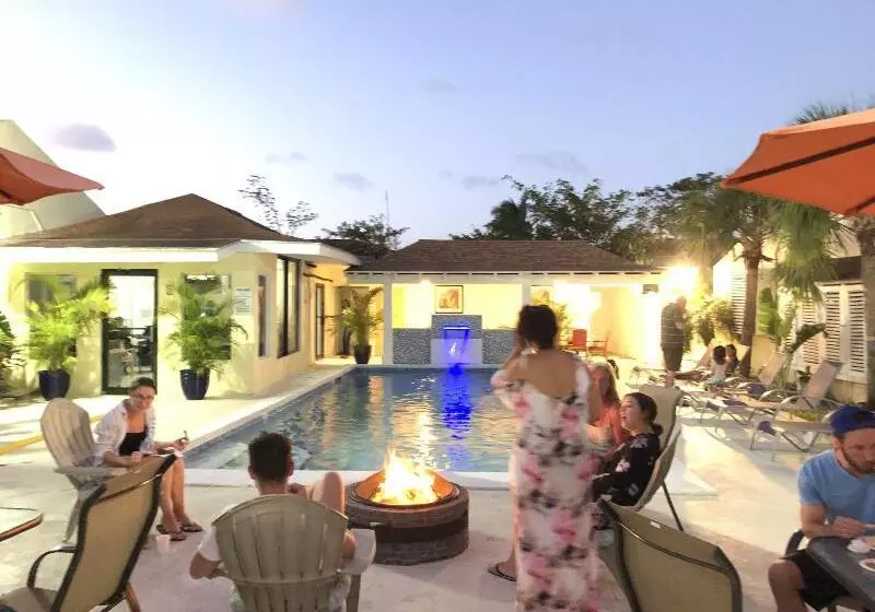 هتل Colony Club Inn & Suites