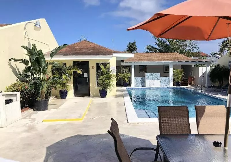 هتل Colony Club Inn & Suites