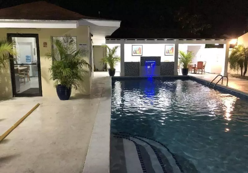 هتل Colony Club Inn & Suites