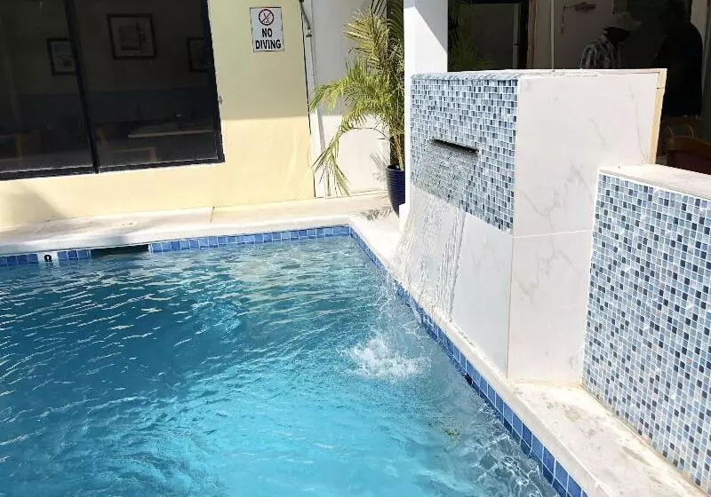 هتل Colony Club Inn & Suites