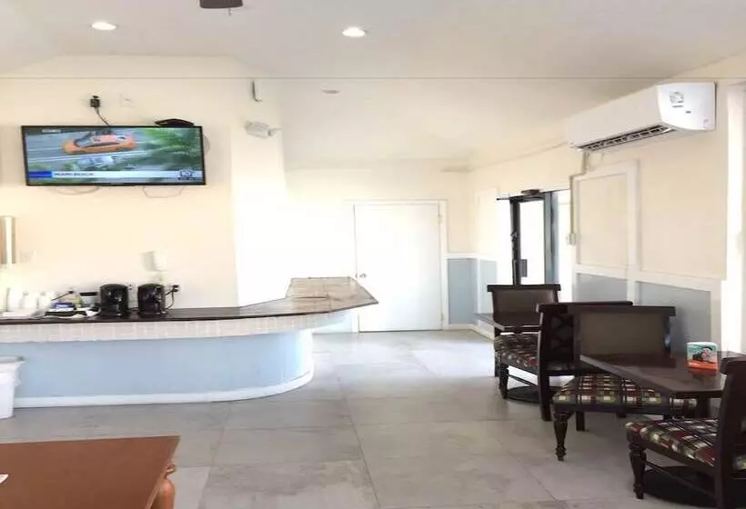 هتل Colony Club Inn & Suites