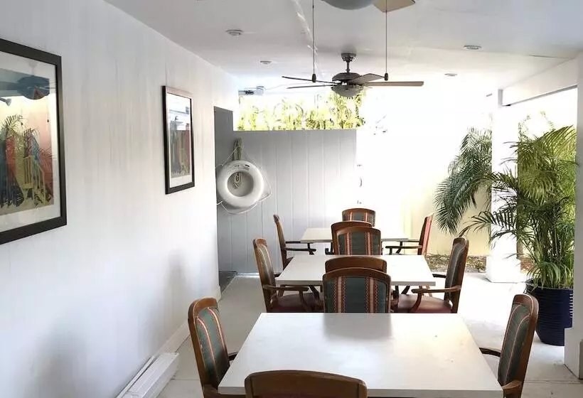 هتل Colony Club Inn & Suites