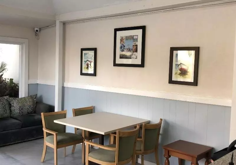 هتل Colony Club Inn & Suites