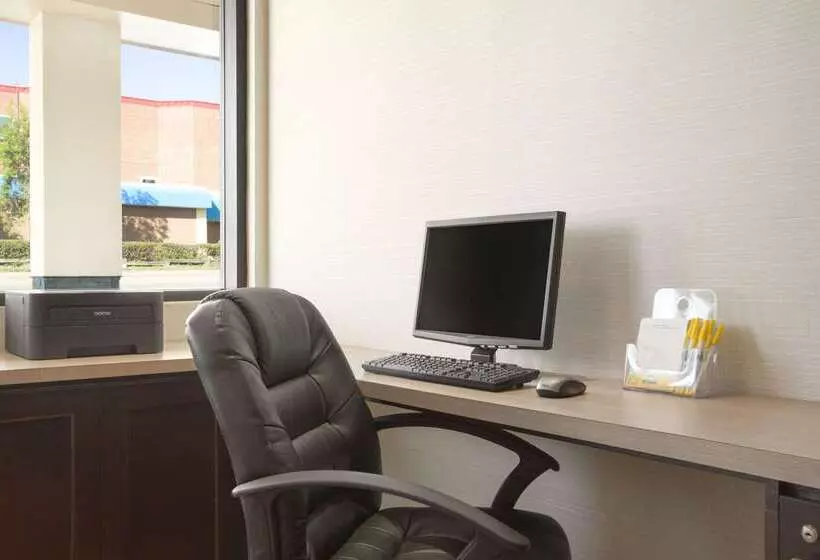 Hotel Days Inn By Wyndham Calgary Northwest