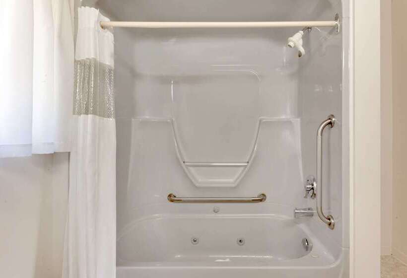 בית מלון כפרי Ramada By Wyndham Gananoque Provincial Inn