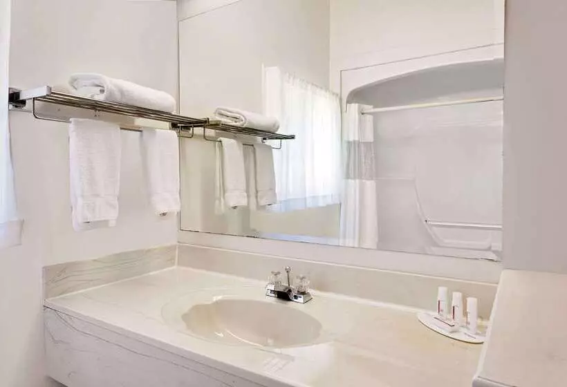 호텔 Ramada By Wyndham Gananoque Provincial Inn