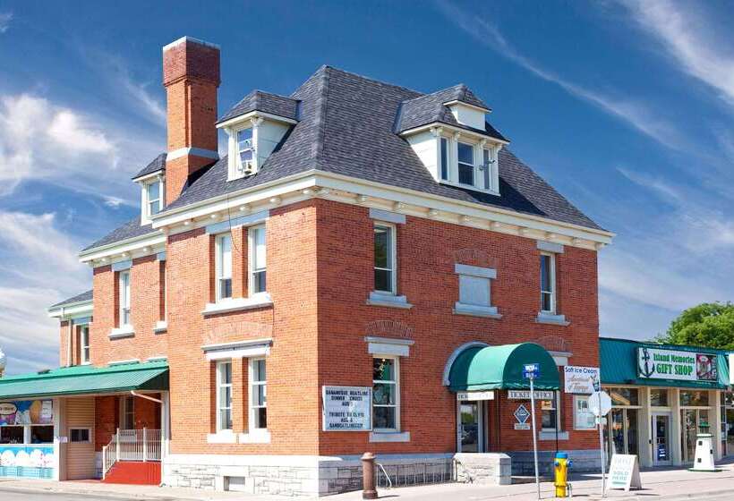 בית מלון כפרי Ramada By Wyndham Gananoque Provincial Inn