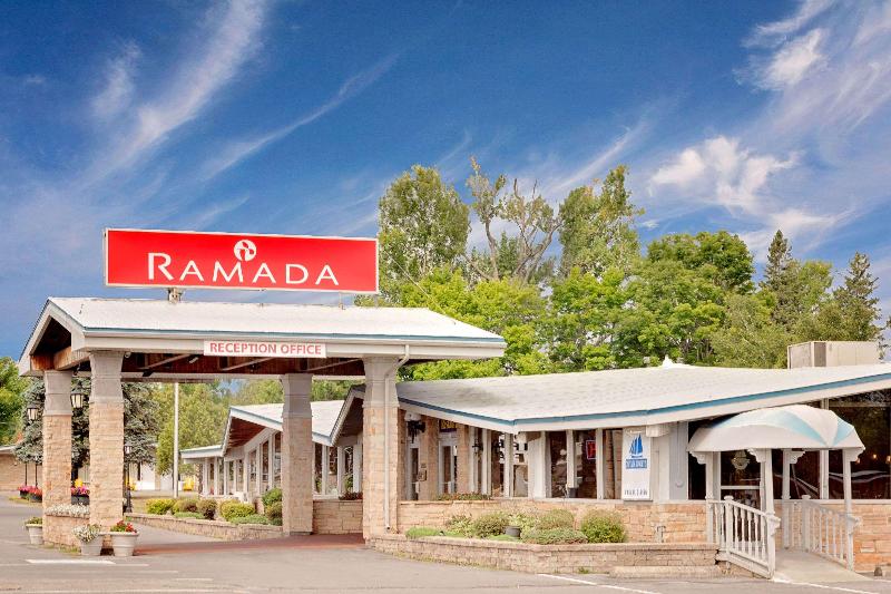 בית מלון כפרי Ramada By Wyndham Gananoque Provincial Inn