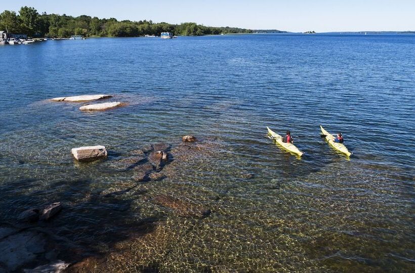 בית מלון כפרי Ramada By Wyndham Gananoque Provincial Inn