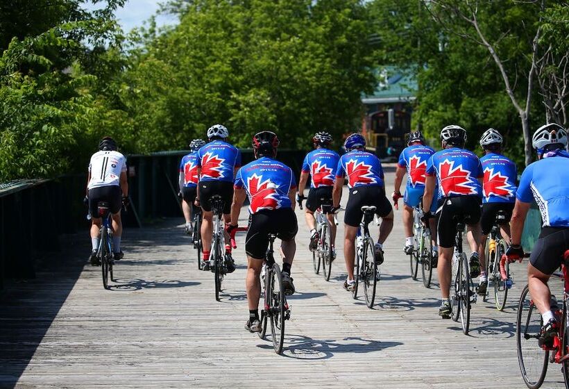 בית מלון כפרי Ramada By Wyndham Gananoque Provincial Inn