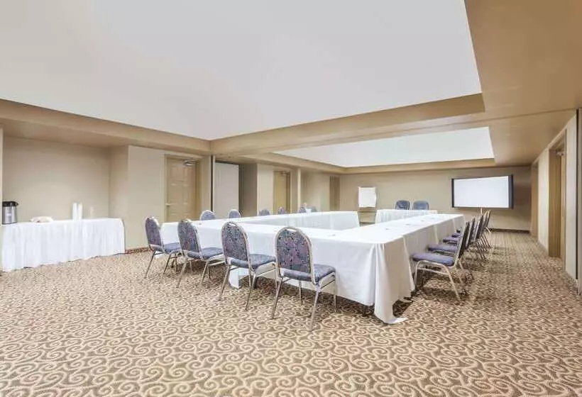 هتل Super 8 By Wyndham Abbotsford Bc