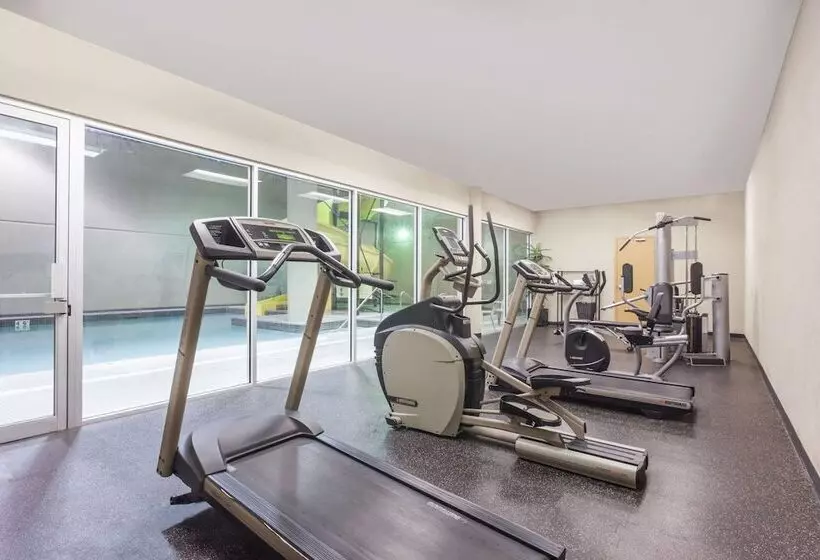 هتل Super 8 By Wyndham Abbotsford Bc