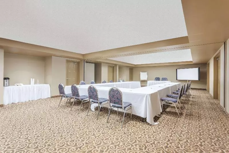 هتل Super 8 By Wyndham Abbotsford Bc