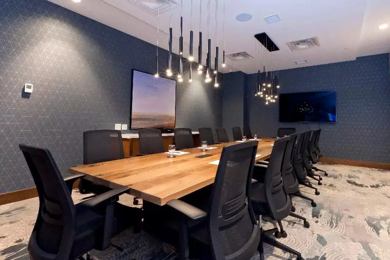 Doubletree By Hilton Windsor Hotel & Suites