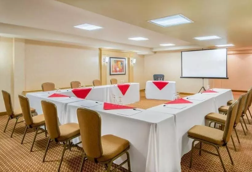 Hamilton Plaza Hotel & Conference Center