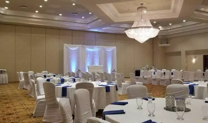 Hamilton Plaza Hotel & Conference Center