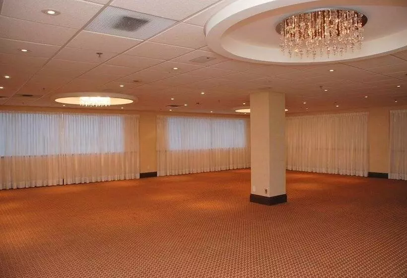 Hamilton Plaza Hotel & Conference Center