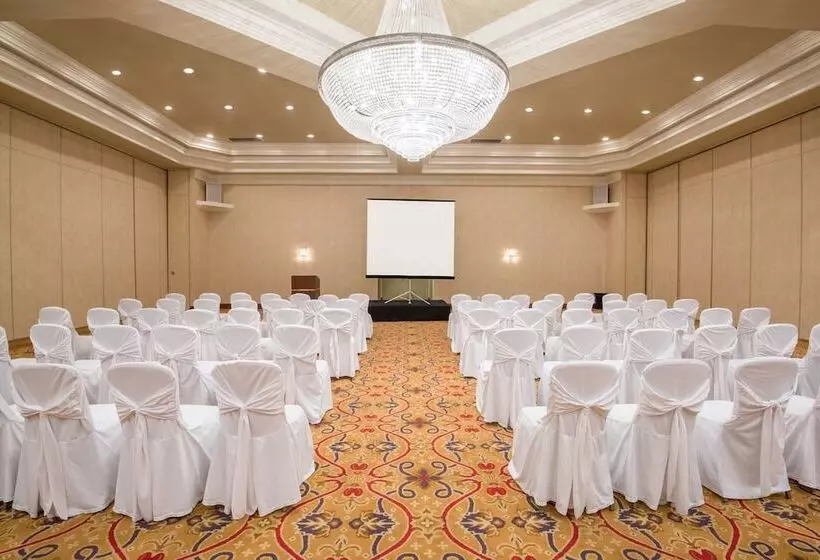 Hamilton Plaza Hotel & Conference Center