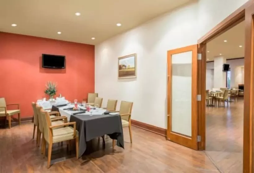 Hamilton Plaza Hotel & Conference Center