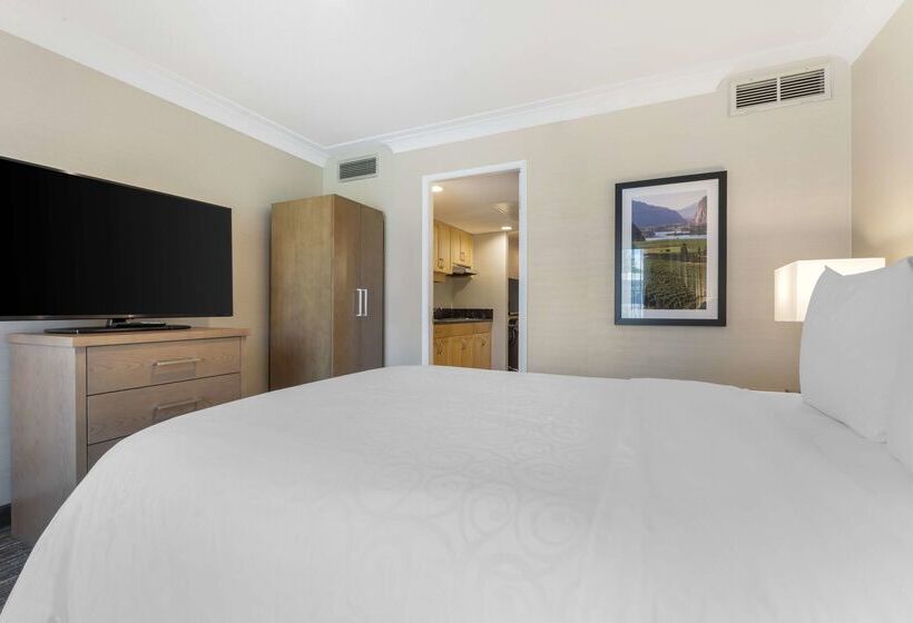 Best Western Plus Kelowna Hotel & Suites