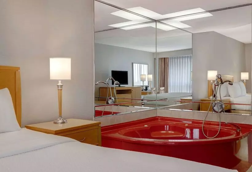 Hotel Days Inn By Wyndham Niagara Falls Near The Falls