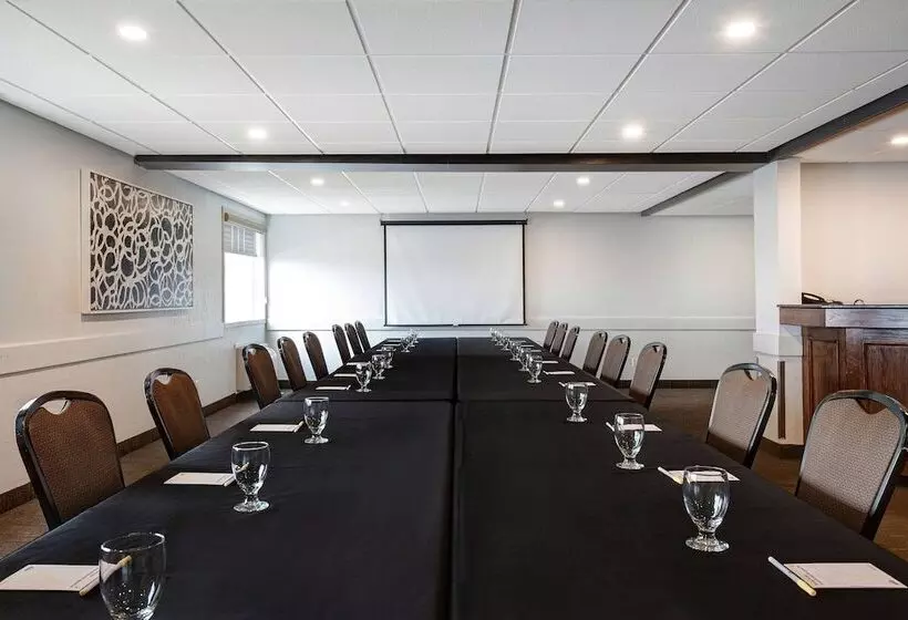 בית מלון כפרי Days Inn & Conference Centre By Wyndham Prince Albert