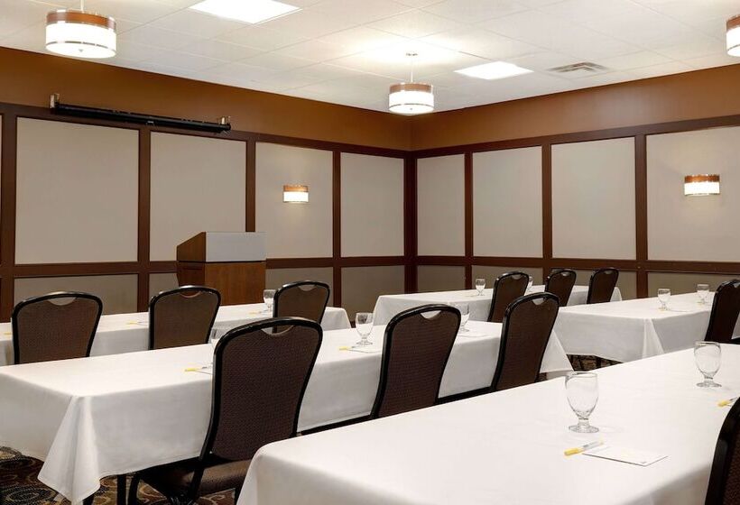 هتل Days Inn & Conference Centre By Wyndham Prince Albert