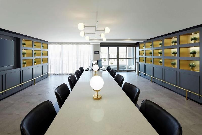 فندق DoubleTree by Hilton Montreal Airport