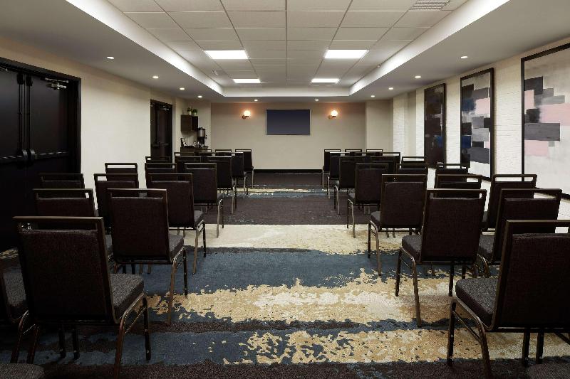 فندق DoubleTree by Hilton Montreal Airport