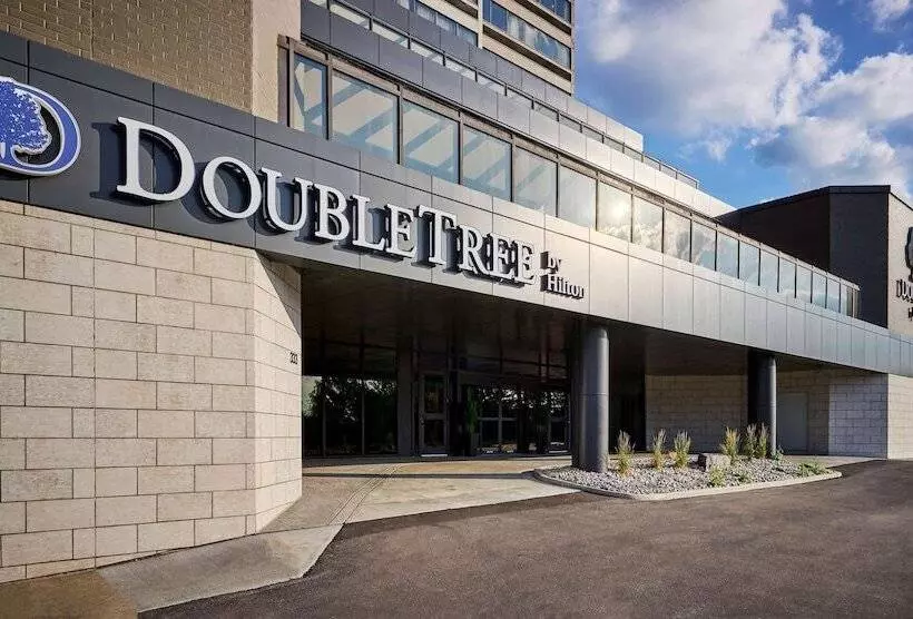 Doubletree By Hilton Windsor Hotel & Suites
