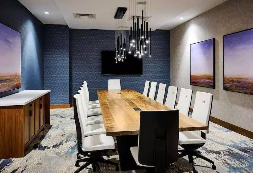 Doubletree By Hilton Windsor Hotel & Suites