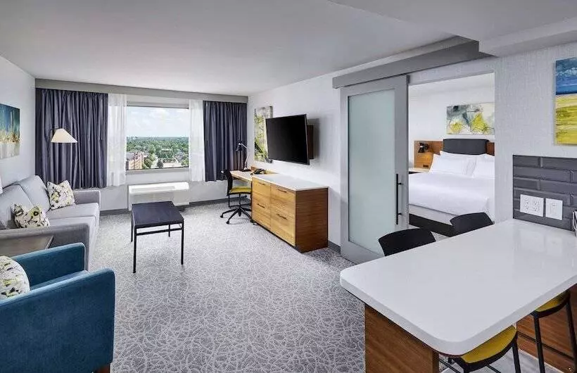 Doubletree By Hilton Windsor Hotel & Suites