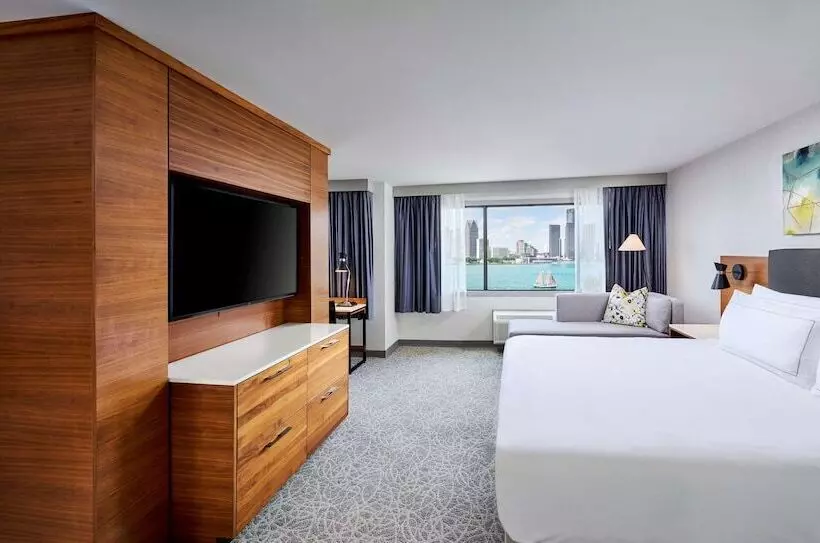 Doubletree By Hilton Windsor Hotel & Suites