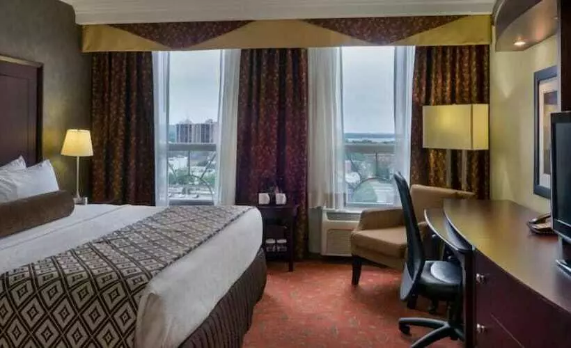 Hamilton Plaza Hotel & Conference Center