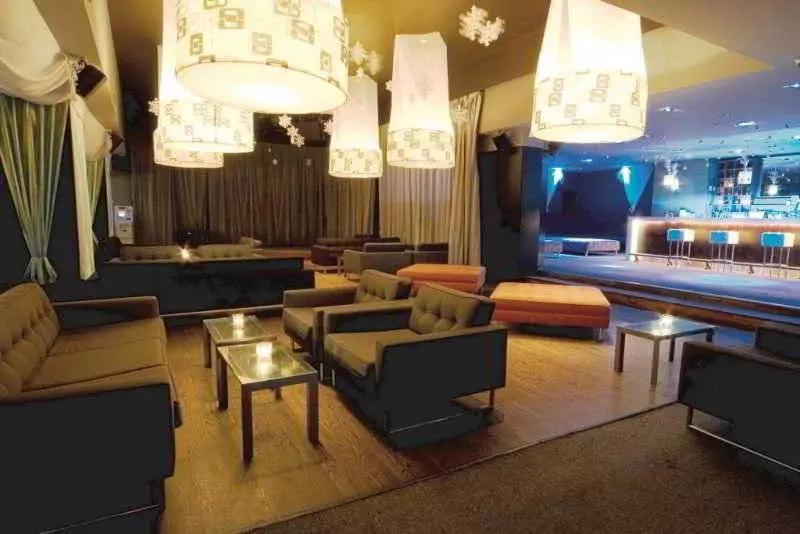 Отель Howard Johnson By Wyndham Vancouver Downtown