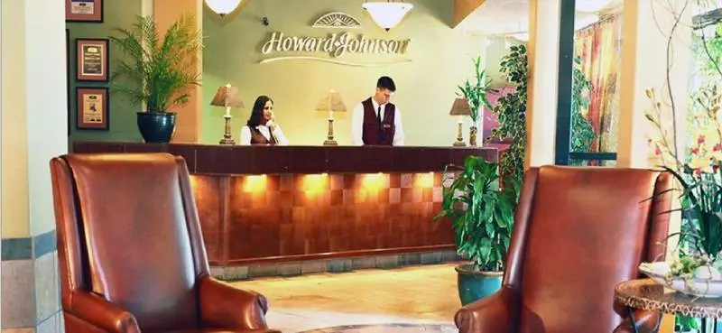 Отель Howard Johnson By Wyndham Vancouver Downtown