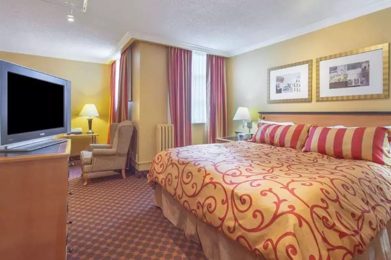 Отель Howard Johnson By Wyndham Vancouver Downtown