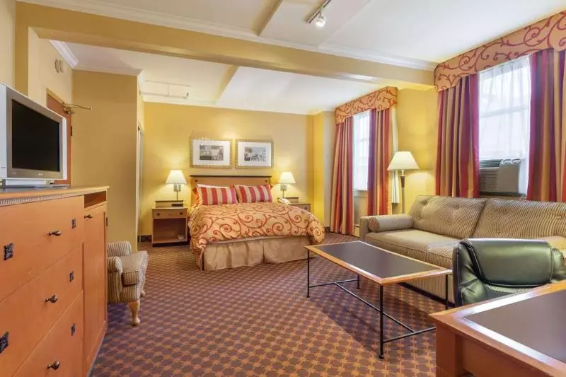 Отель Howard Johnson By Wyndham Vancouver Downtown