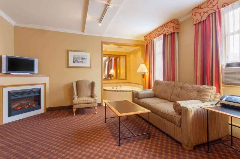 Отель Howard Johnson By Wyndham Vancouver Downtown