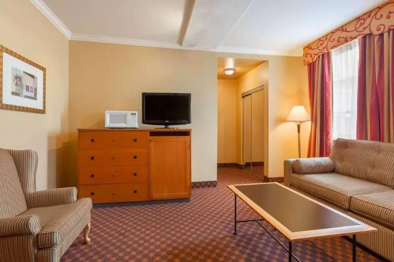 Отель Howard Johnson By Wyndham Vancouver Downtown