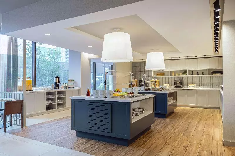 Отель Hyatt Place Montreal Downtown