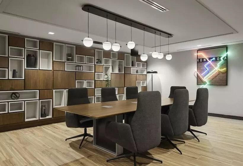 Отель Hyatt Place Montreal Downtown