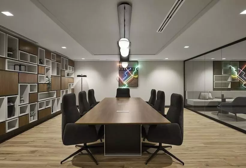 Отель Hyatt Place Montreal Downtown