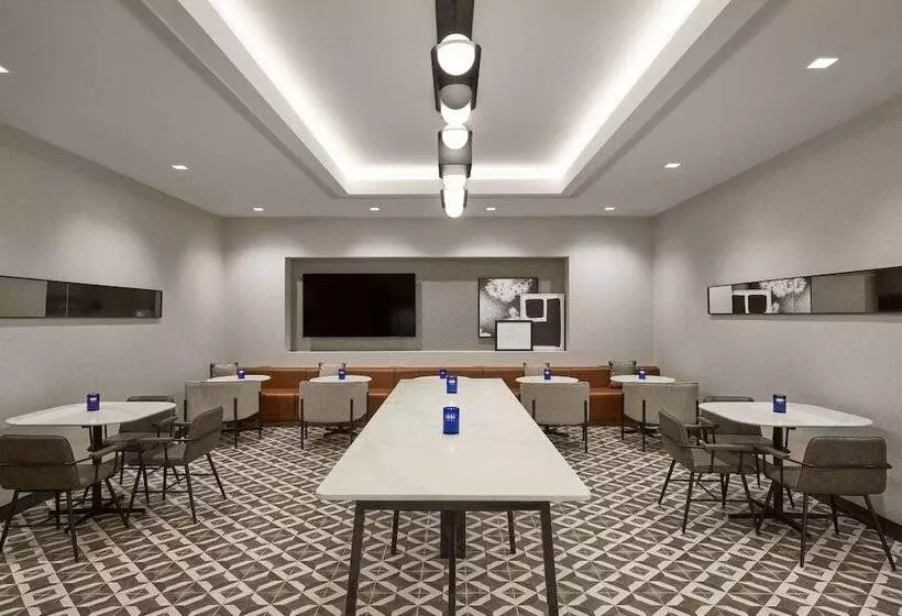 Отель Hyatt Place Montreal Downtown