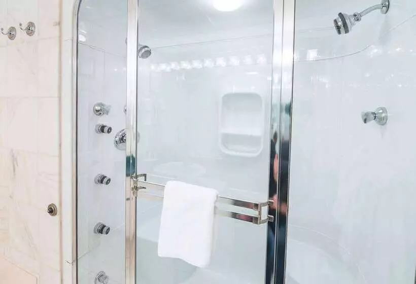 Hotel Ramada By Wyndham Thunder Bay Airlane